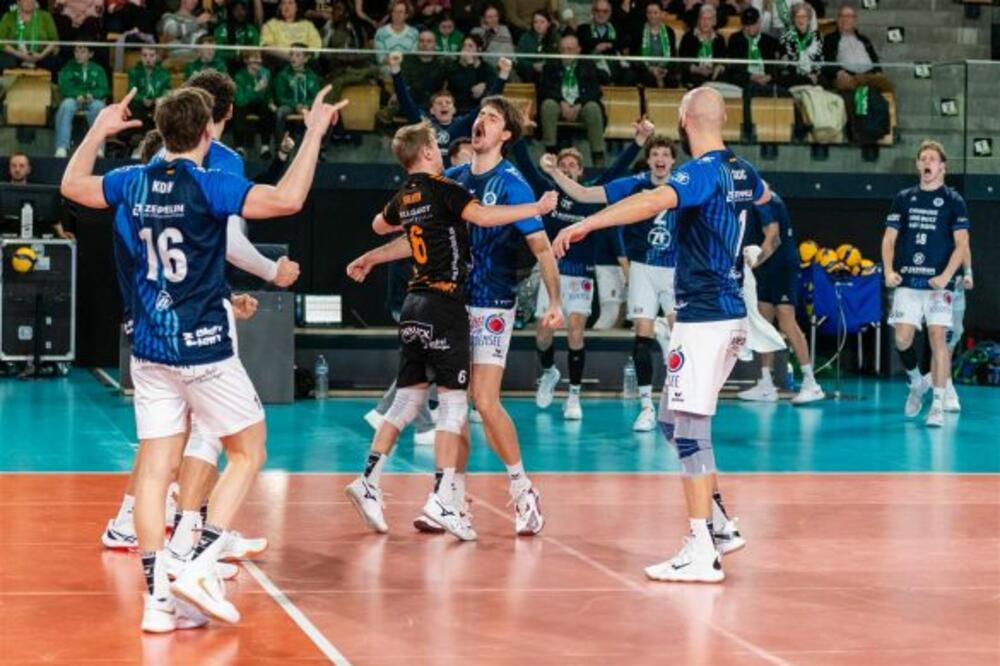 Vojin Ćaćić sa saigračima, Foto: CEV