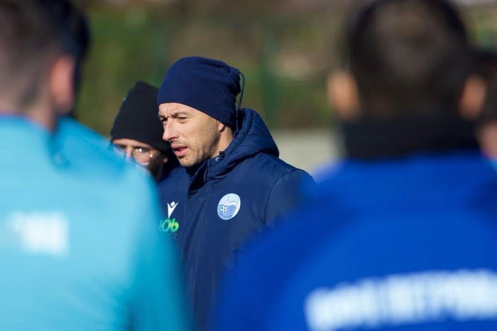 Trener Dragićević sa igračima na treningu u Antaliji, Foto: FK Petrovac