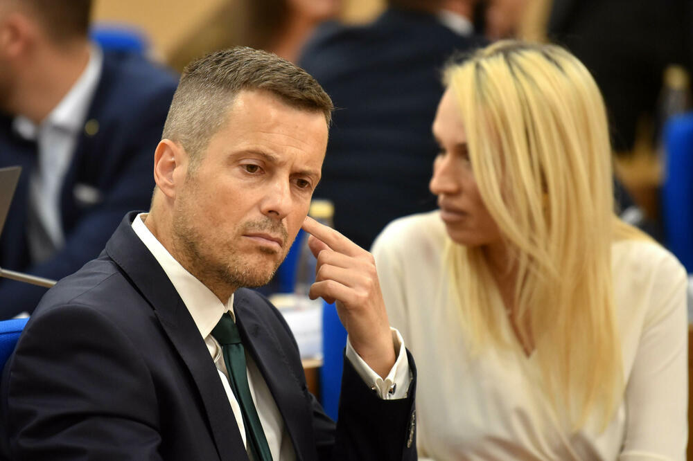 Nakon izlaska DNP-a, vladajuća koalicija "pala" na 26 odbornika: Mujović na sjednici lokalnog parlamenta, Foto: BORIS PEJOVIC