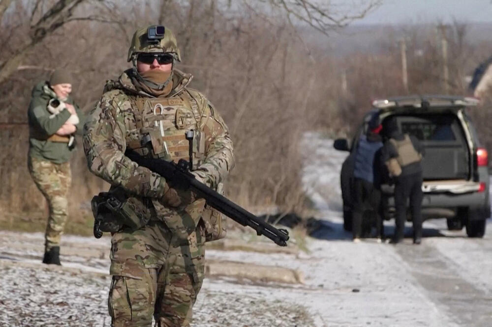 Ukrajinski policajac drži sačmaricu koja se koristi kao protivdronsko oružje, stoji na osmatračnici tokom evakuacije stanovnika iz sela Tavrijske i Jurkivka u ukrajinskoj Zaporoškoj oblasti, Foto: Reuters