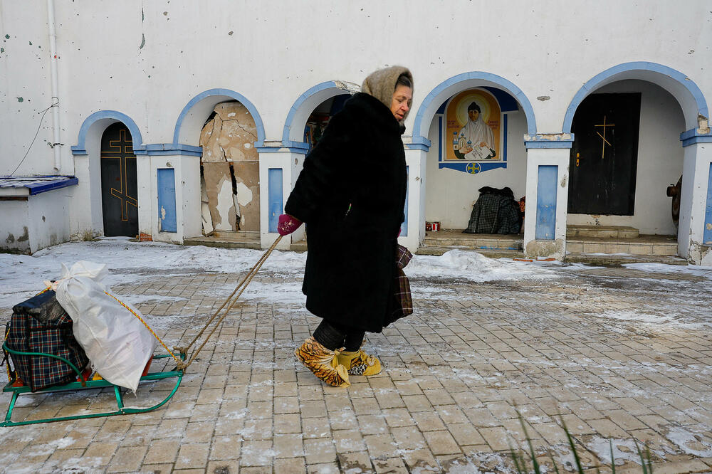 Stanovnica grada Popasnaja u Lugansku ide po humanitarnu pomoć, Foto: Rojters