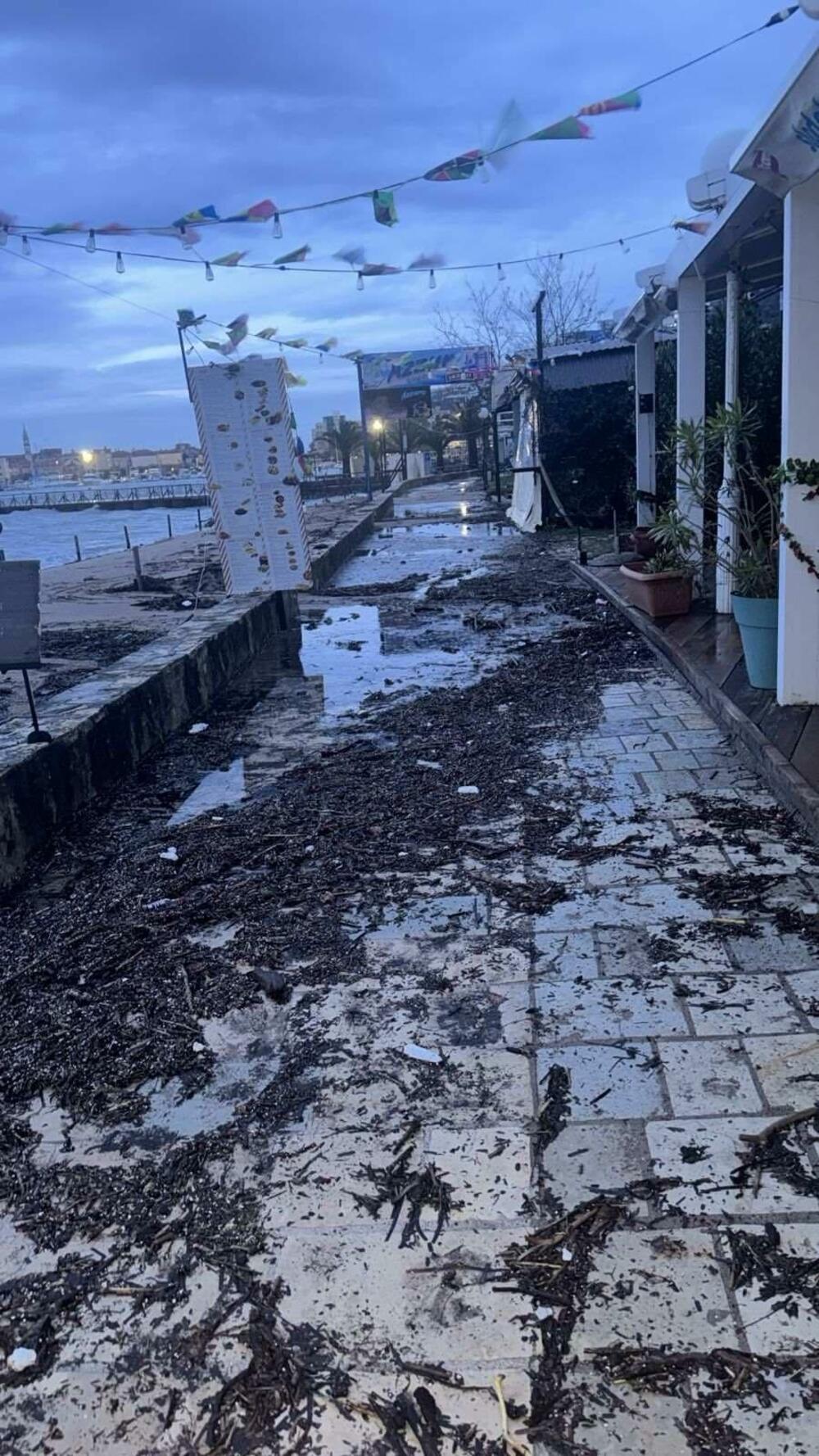 <p>"Nakon uklanjanja otpada mehanizacijom, ekipe sektora Čistoće pristupile su detaljnom ručnom čišćenju i usisavanju šetališta uz pomoć multifunkcionalnih mašina i električnih usisivača", kazala je PR Komunalnog Budva Aleksandra Rajković</p>