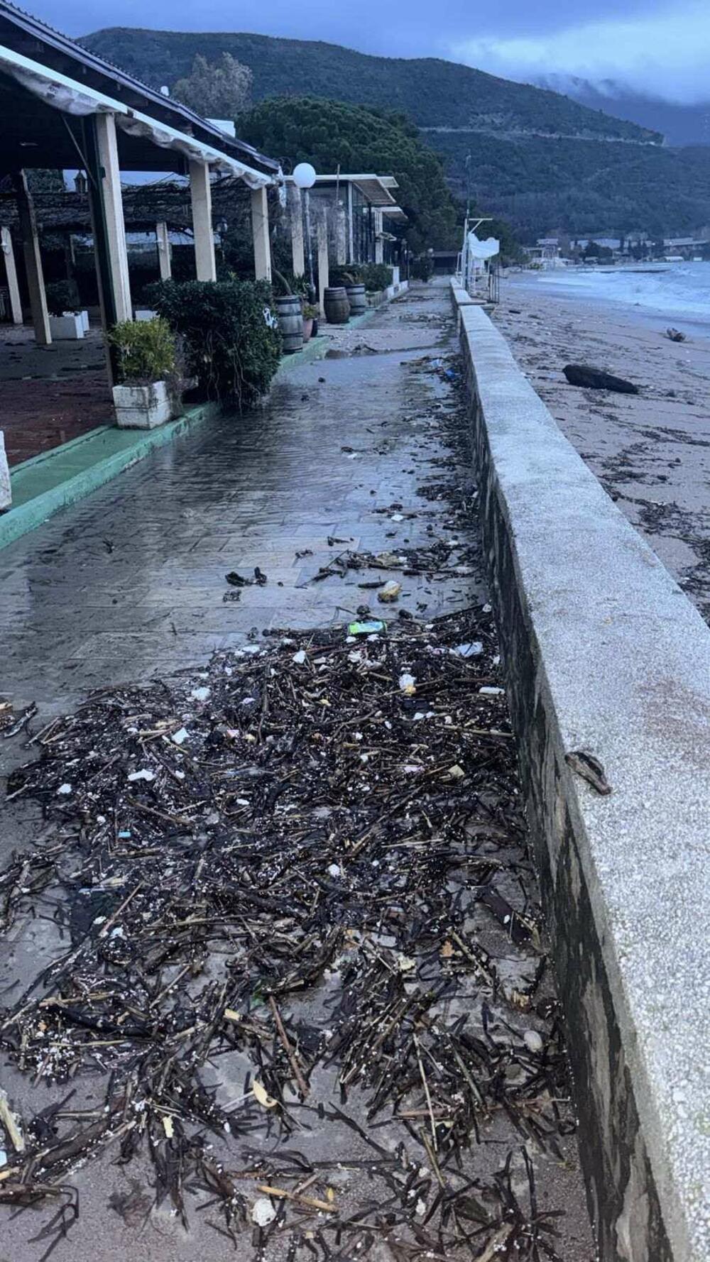 <p>"Nakon uklanjanja otpada mehanizacijom, ekipe sektora Čistoće pristupile su detaljnom ručnom čišćenju i usisavanju šetališta uz pomoć multifunkcionalnih mašina i električnih usisivača", kazala je PR Komunalnog Budva Aleksandra Rajković</p>