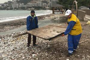 Komunalci u Budvi od jutros uklanjaju gomile otpada, šljunka i...