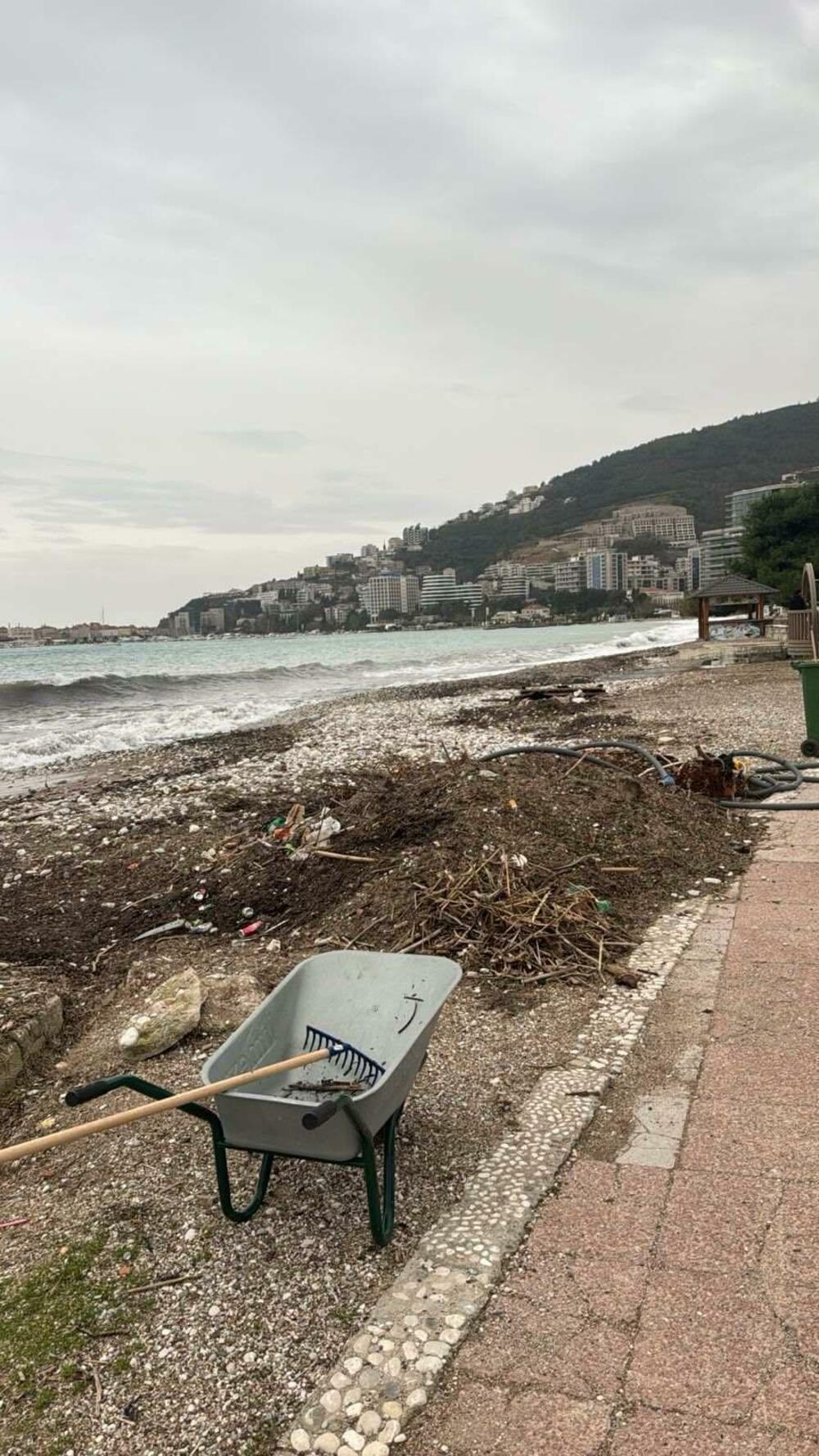 <p>"Nakon uklanjanja otpada mehanizacijom, ekipe sektora Čistoće pristupile su detaljnom ručnom čišćenju i usisavanju šetališta uz pomoć multifunkcionalnih mašina i električnih usisivača", kazala je PR Komunalnog Budva Aleksandra Rajković</p>