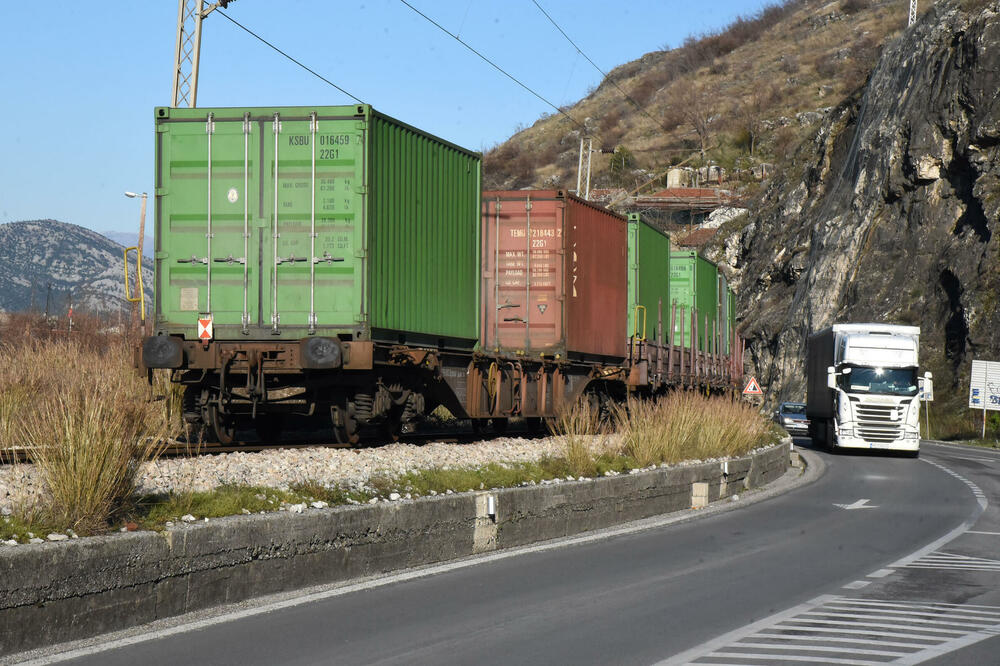 Osim pruge, uz magistralu i objekti: Dio trase Virpazar - Golubovci, Foto: Luka Zekovic