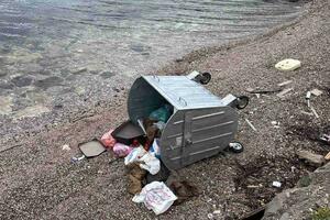 Kontejneri ponovo "lete" u more: Nastavljaju se vandalizmi u Tivtu