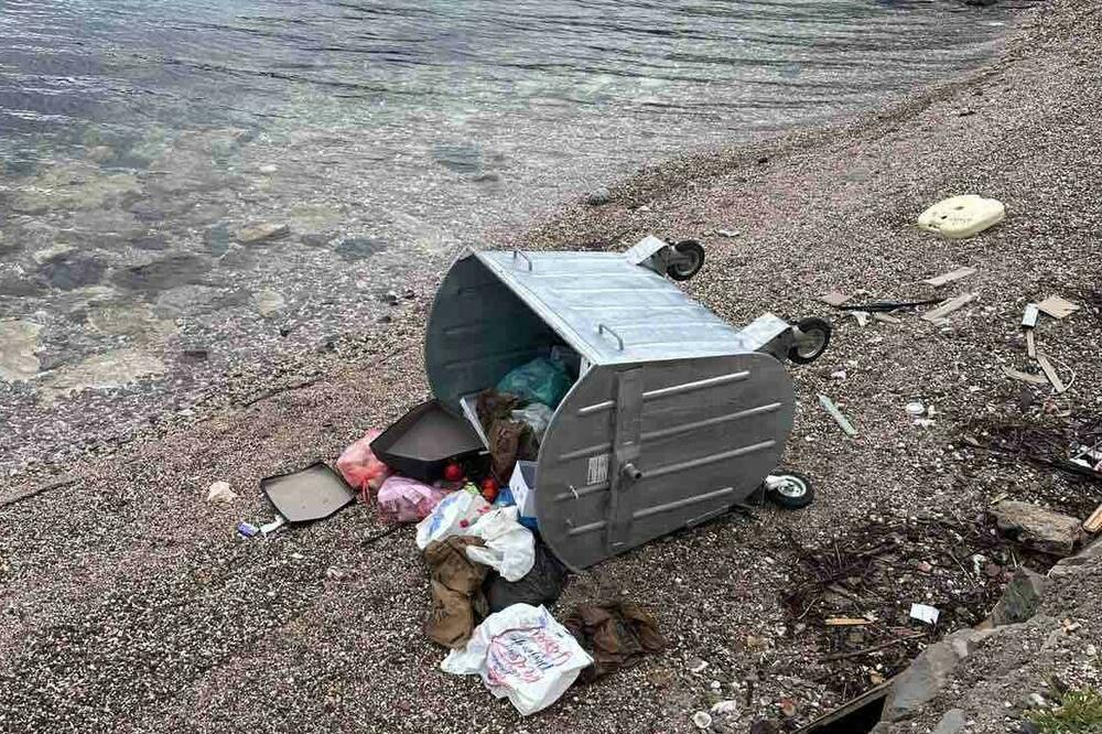 Kontejneri u moru, Foto: Komunalno Tivat