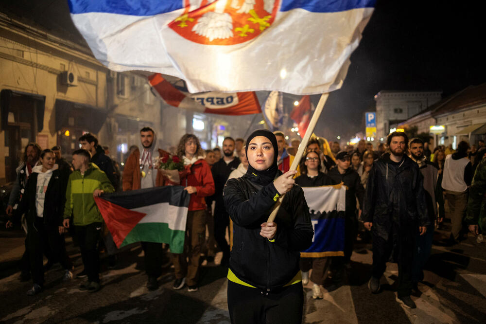 Merima Avdic ulazi sa kolegama studentima u Novi Sad 27. oktobra 2025., Foto: Rojters