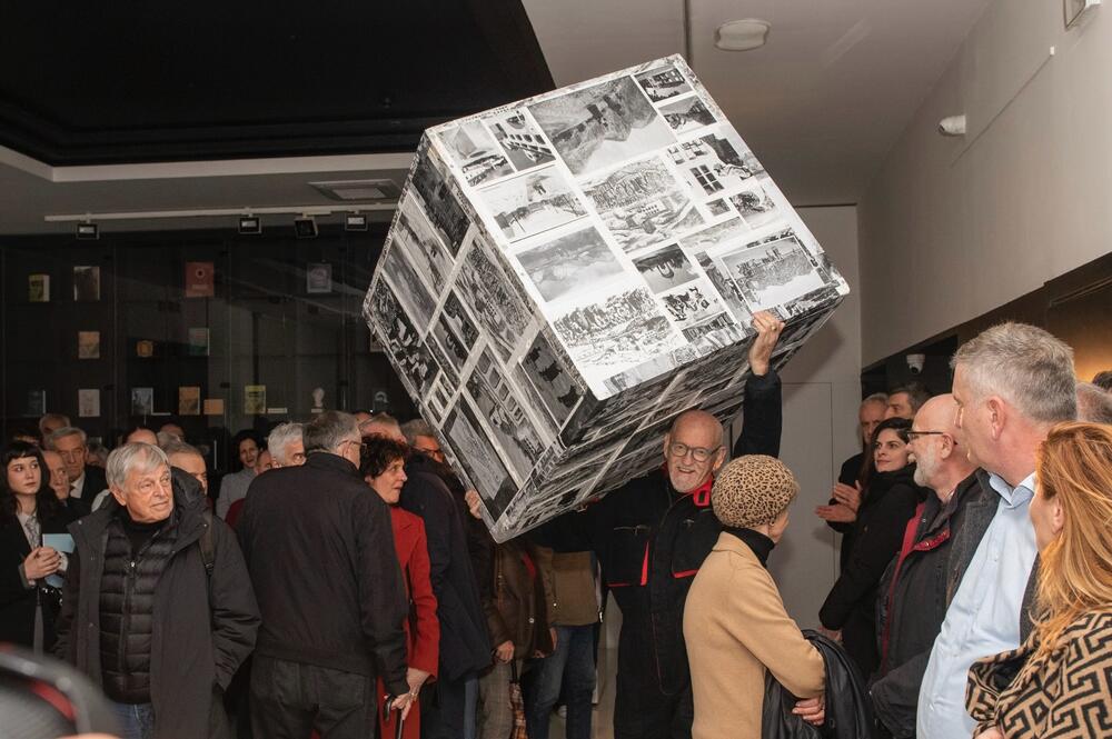 <p>Promocijom monografije i performansom &bdquo;Sizifov put&ldquo; u Modernoj galeriji obilježeno 60 godina umjetničkog rada i 80 godina života jednog od najznačajnijih crnogorskih slikara i karikaturista</p>