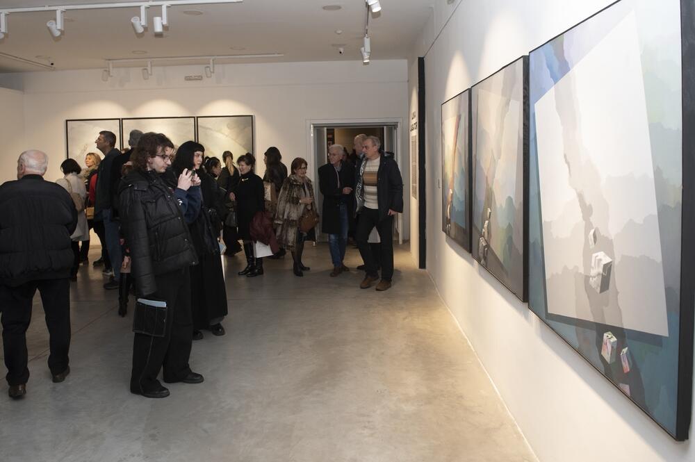 <p>Promocijom monografije i performansom &bdquo;Sizifov put&ldquo; u Modernoj galeriji obilježeno 60 godina umjetničkog rada i 80 godina života jednog od najznačajnijih crnogorskih slikara i karikaturista</p>