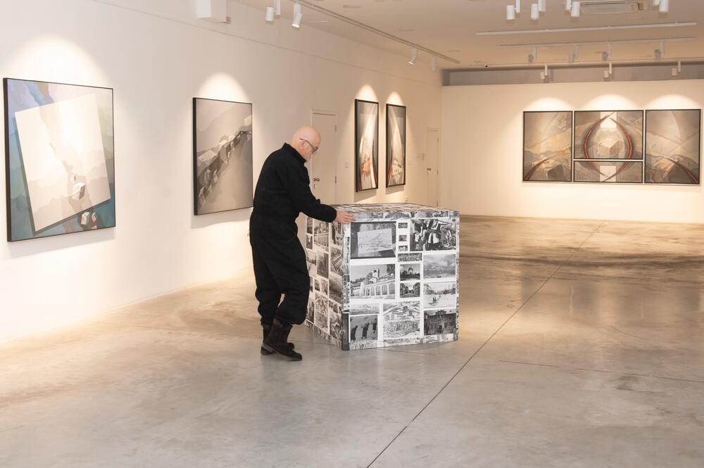 <p>Promocijom monografije i performansom &bdquo;Sizifov put&ldquo; u Modernoj galeriji obilježeno 60 godina umjetničkog rada i 80 godina života jednog od najznačajnijih crnogorskih slikara i karikaturista</p>