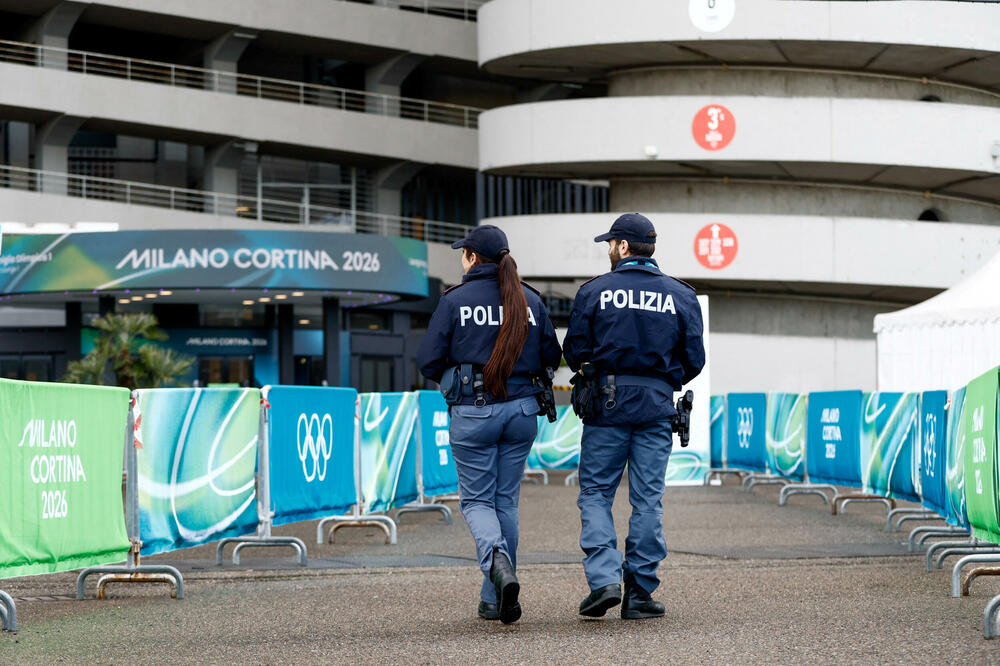 Italijanska policija na dan otvaranje Zimskih OI ispred stadiona San Siro, Foto: Reuters