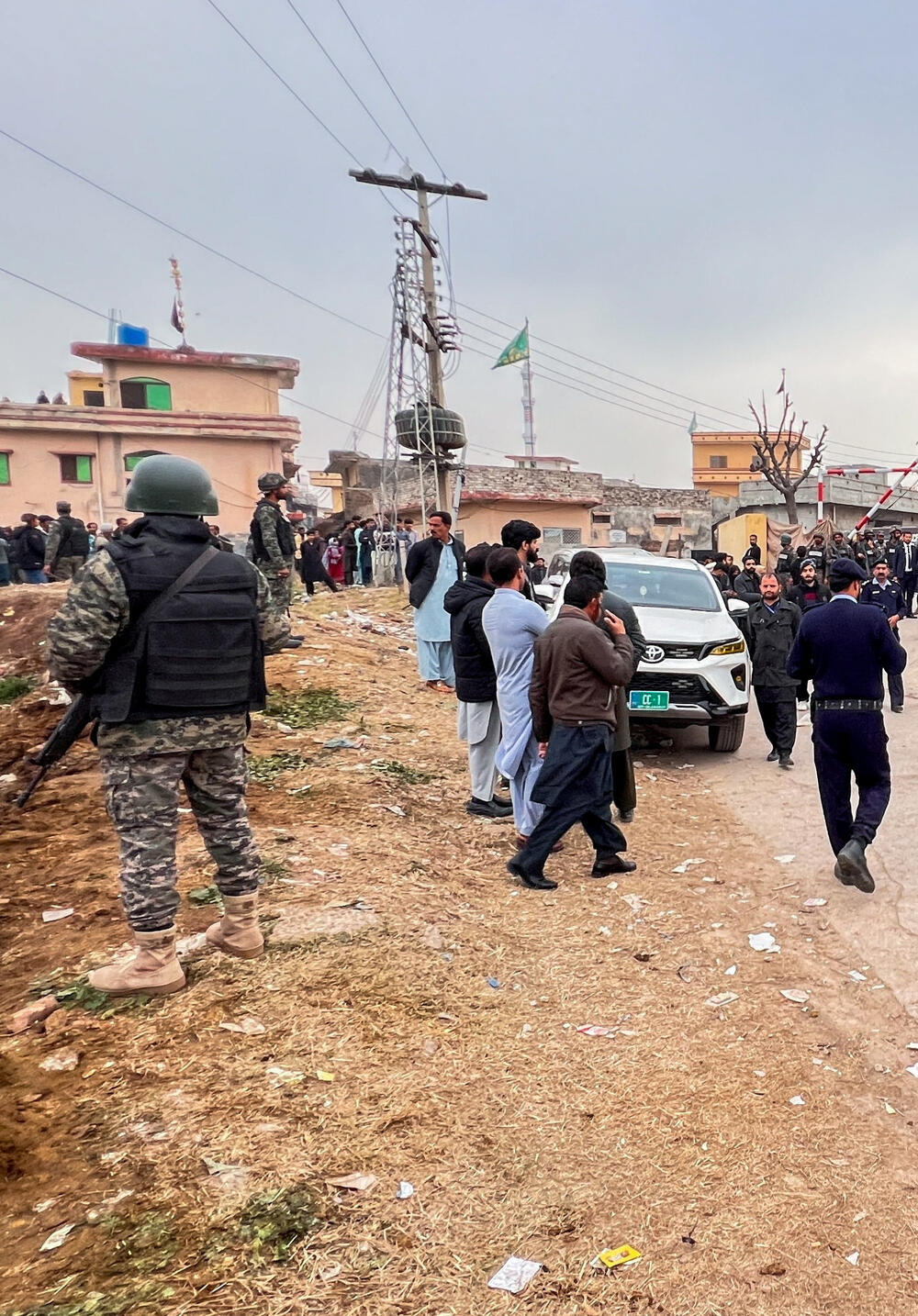 <p>Dva policijska zvaničnika rekla su da je napadač zaustavljen na kapiji džamije prije nego što je aktivirao bombu. Zatražili su da ostanu anonimni jer nijesu ovlašćeni da govore medijima</p>