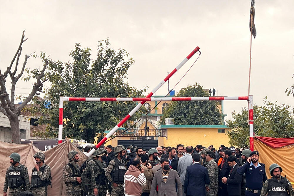 <p>Dva policijska zvaničnika rekla su da je napadač zaustavljen na kapiji džamije prije nego što je aktivirao bombu. Zatražili su da ostanu anonimni jer nijesu ovlašćeni da govore medijima</p>