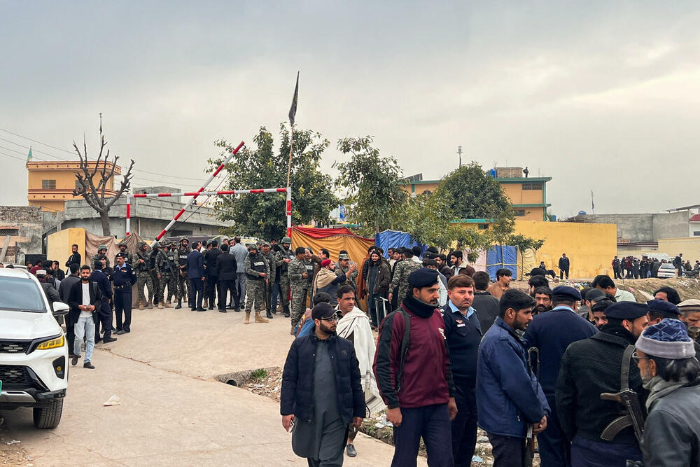 <p>Dva policijska zvaničnika rekla su da je napadač zaustavljen na kapiji džamije prije nego što je aktivirao bombu. Zatražili su da ostanu anonimni jer nijesu ovlašćeni da govore medijima</p>
