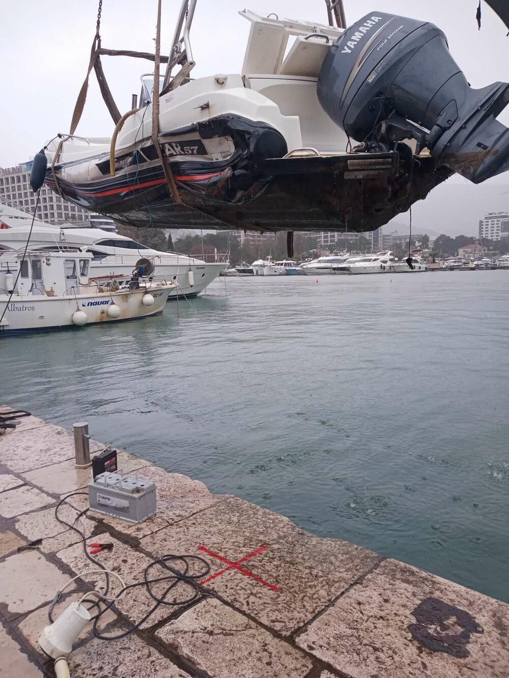 <p>"Tokom nevremena došlo je do potapanja plovila u akvatorijumu Luke Budva. Zaposleni u Luci Budva su odmah po saznanju izašli na teren, obavijestili vlasnika o incidentu, a naši mornari i ronioci su pružili stručnu pomoć i podršku tokom intervencije", kazali su "Vijestima" iz Luke Budva.</p>