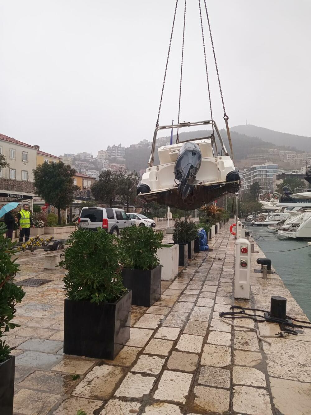 <p>"Tokom nevremena došlo je do potapanja plovila u akvatorijumu Luke Budva. Zaposleni u Luci Budva su odmah po saznanju izašli na teren, obavijestili vlasnika o incidentu, a naši mornari i ronioci su pružili stručnu pomoć i podršku tokom intervencije", kazali su "Vijestima" iz Luke Budva.</p>