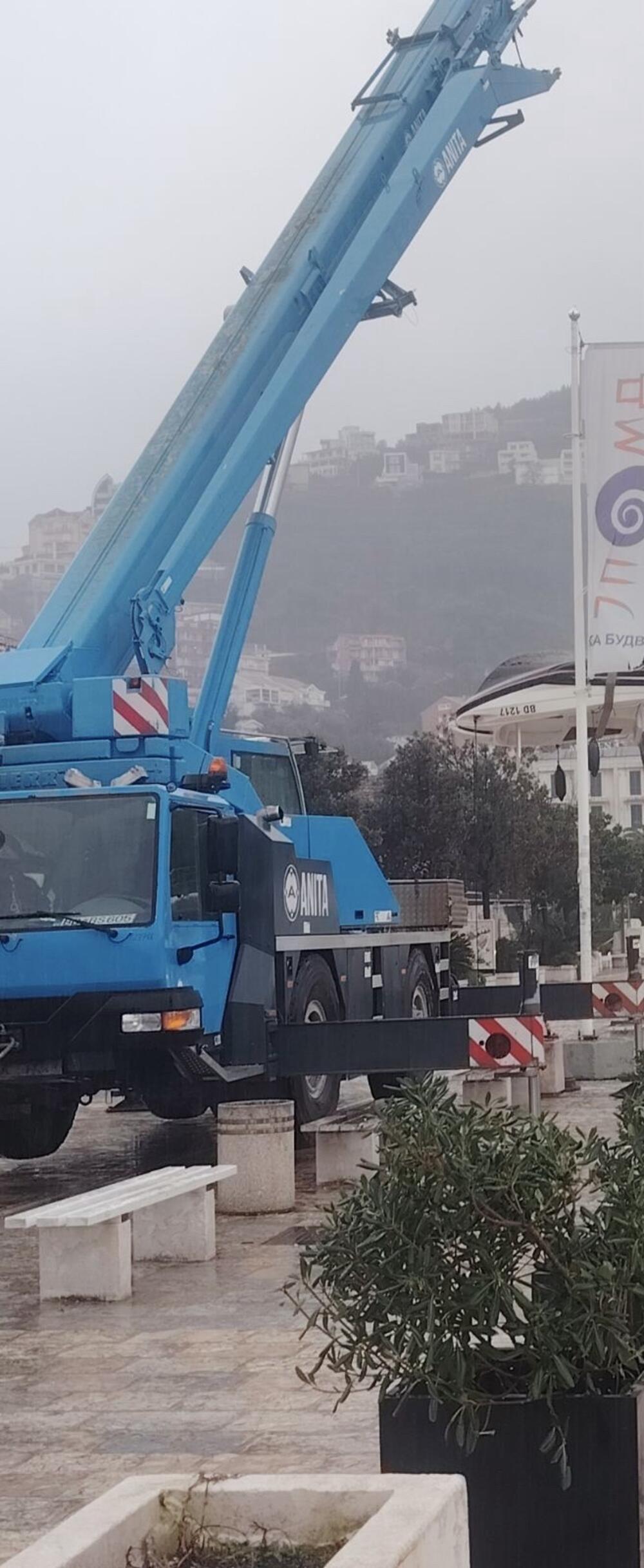 <p>"Tokom nevremena došlo je do potapanja plovila u akvatorijumu Luke Budva. Zaposleni u Luci Budva su odmah po saznanju izašli na teren, obavijestili vlasnika o incidentu, a naši mornari i ronioci su pružili stručnu pomoć i podršku tokom intervencije", kazali su "Vijestima" iz Luke Budva.</p>