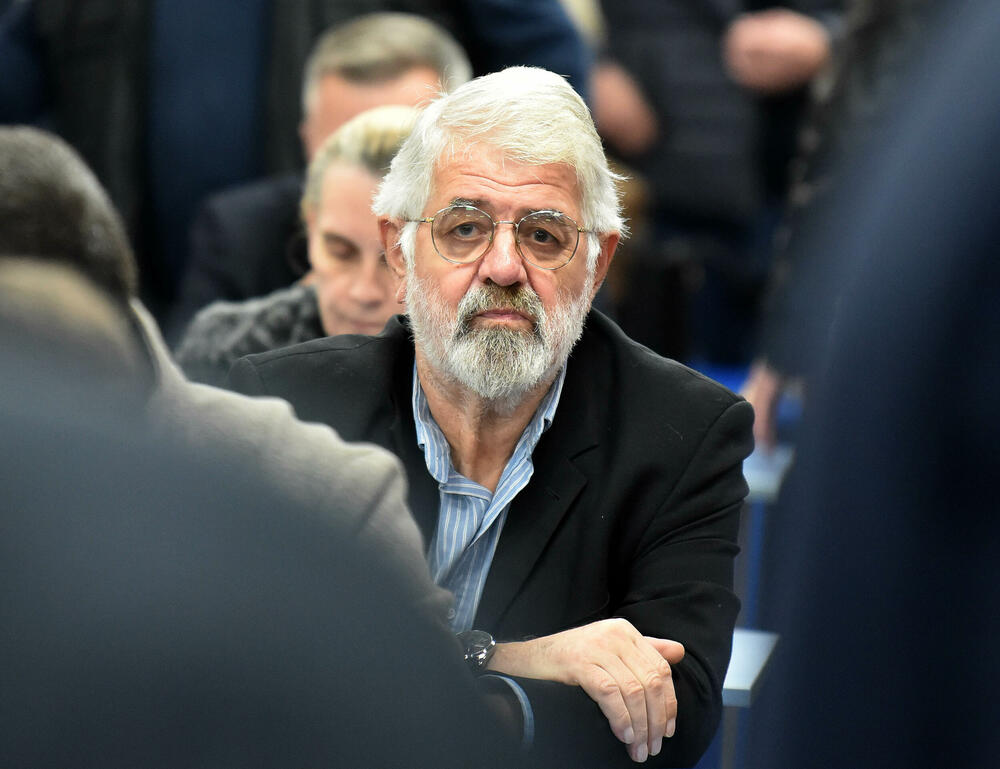 <p>Sjednica je počela oko 12 sati i trajala je nepun sat</p>