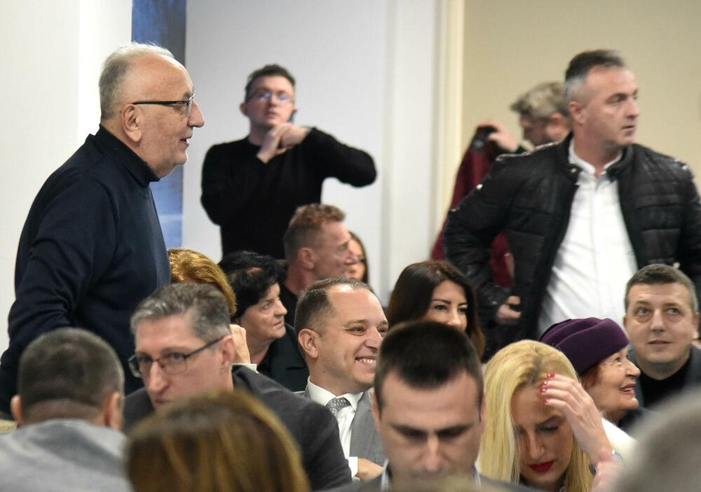 <p>Sjednica je počela oko 12 sati i trajala je nepun sat</p>