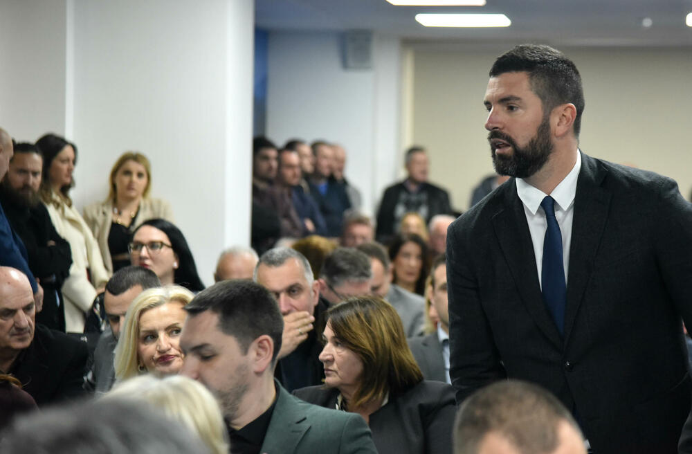 <p>Sjednica je počela oko 12 sati i trajala je nepun sat</p>