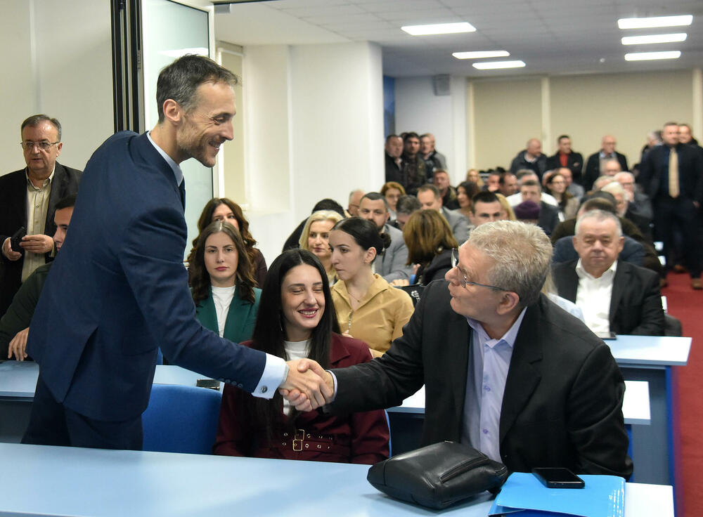 <p>Sjednica je počela oko 12 sati i trajala je nepun sat</p>