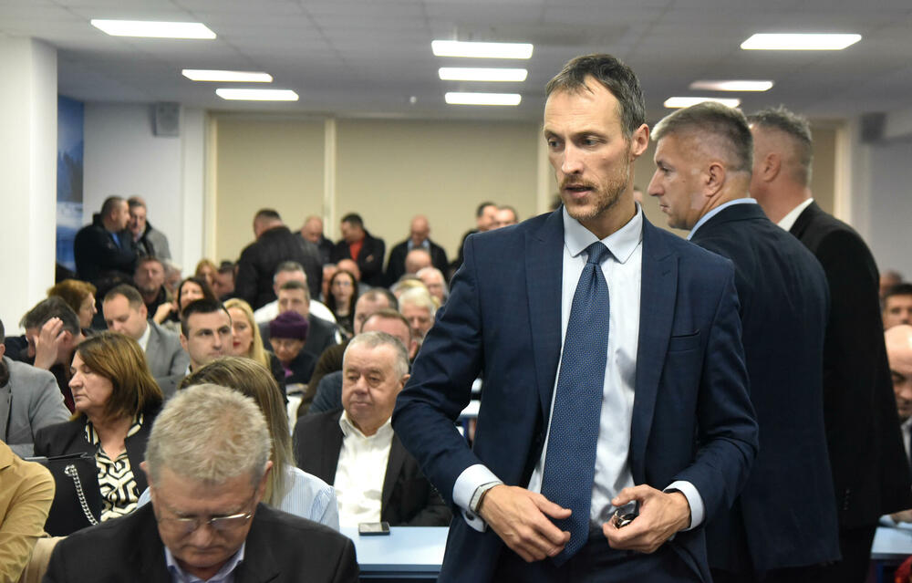 <p>Sjednica je počela oko 12 sati i trajala je nepun sat</p>