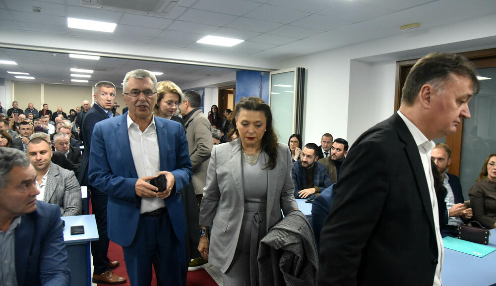 <p>Sjednica je počela oko 12 sati i trajala je nepun sat</p>