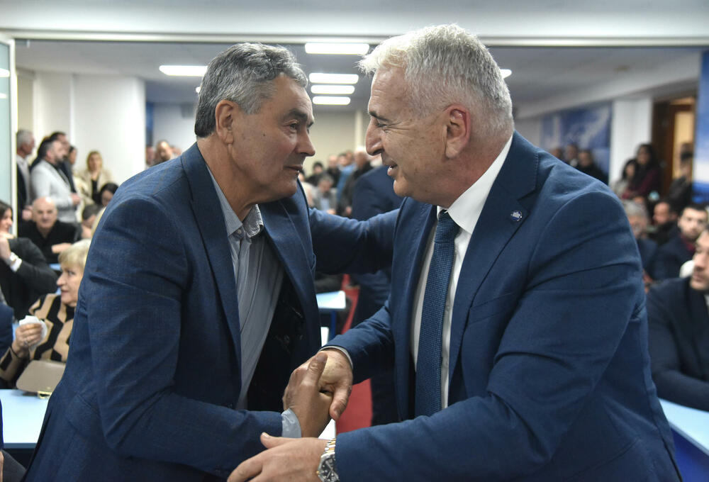 <p>Sjednica je počela oko 12 sati i trajala je nepun sat</p>