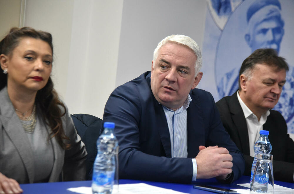 <p>Sjednica je počela oko 12 sati i trajala je nepun sat</p>