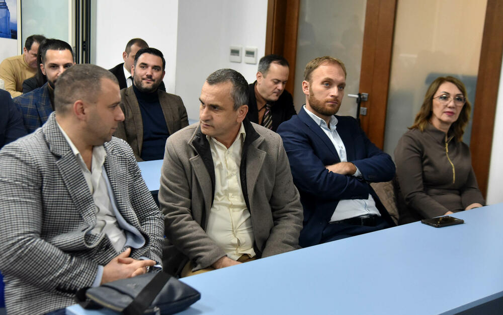 <p>Sjednica je počela oko 12 sati i trajala je nepun sat</p>