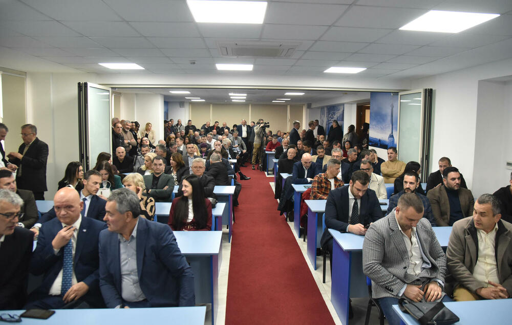 <p>Sjednica je počela oko 12 sati i trajala je nepun sat</p>