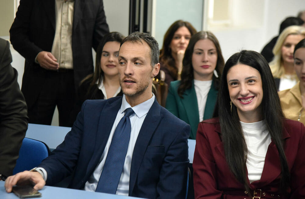 <p>Sjednica je počela oko 12 sati i trajala je nepun sat</p>