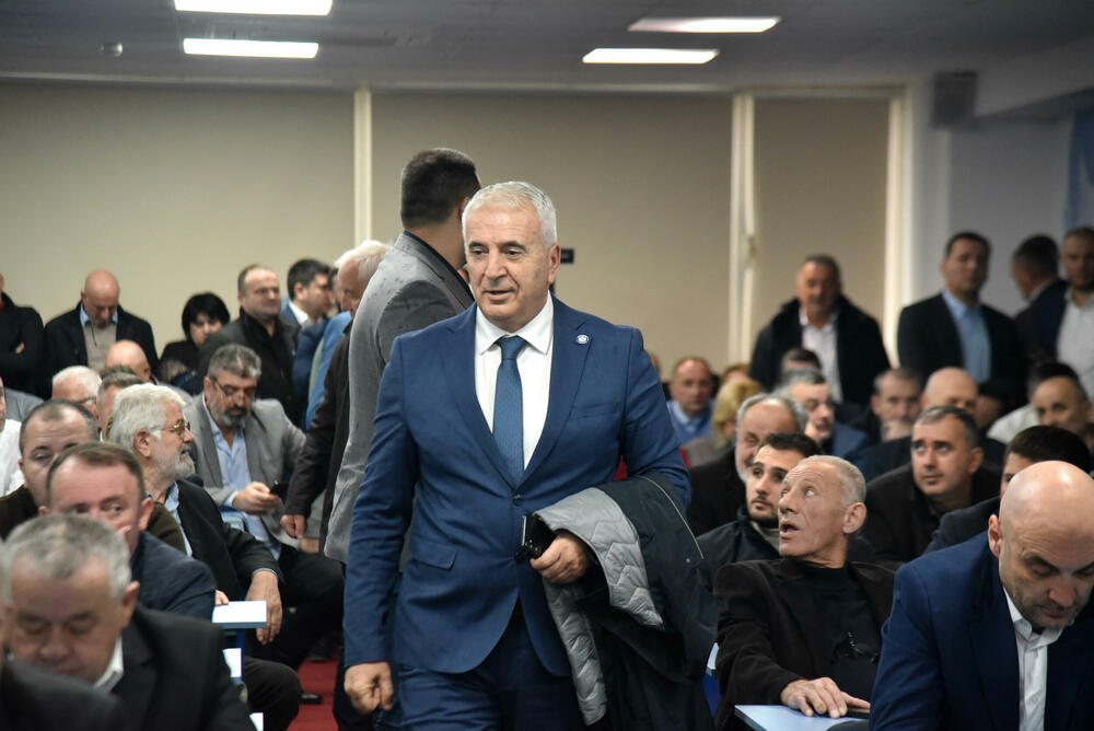 <p>Sjednica je počela oko 12 sati i trajala je nepun sat</p>