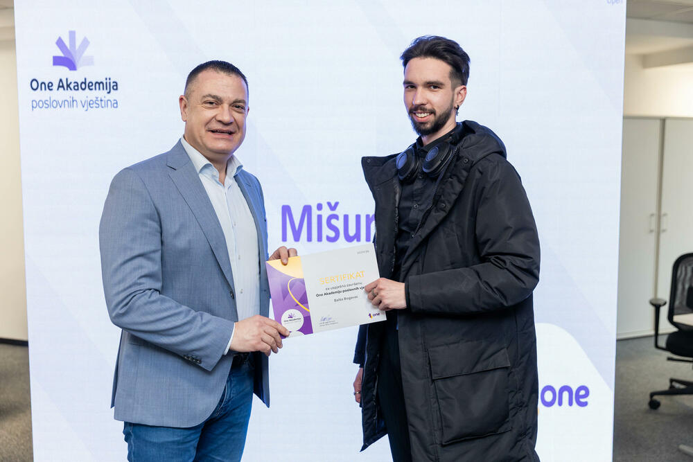 <p><em>Uz dozu pozitivne treme, mnogo fokusa i još više entuzijazma, prva generacija polaznika One akademije dobila je sertifikate koji za njih označavaju kraj jednog programa, ali i simbolični početak karijere. Događaj koji je na pravi način zokružio zajedničku priču Univerziteta Crne Gore i prvog crnogorskog mobilnog operatora, okupio je 23 studenta koji su tokom višemjesečnog rada pokazali da su spremni za izazove savremenog tržišta rada.</em></p>