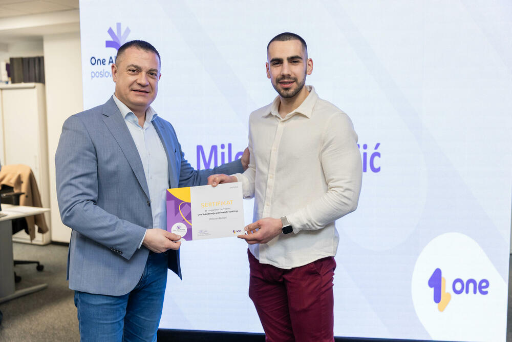 <p><em>Uz dozu pozitivne treme, mnogo fokusa i još više entuzijazma, prva generacija polaznika One akademije dobila je sertifikate koji za njih označavaju kraj jednog programa, ali i simbolični početak karijere. Događaj koji je na pravi način zokružio zajedničku priču Univerziteta Crne Gore i prvog crnogorskog mobilnog operatora, okupio je 23 studenta koji su tokom višemjesečnog rada pokazali da su spremni za izazove savremenog tržišta rada.</em></p>