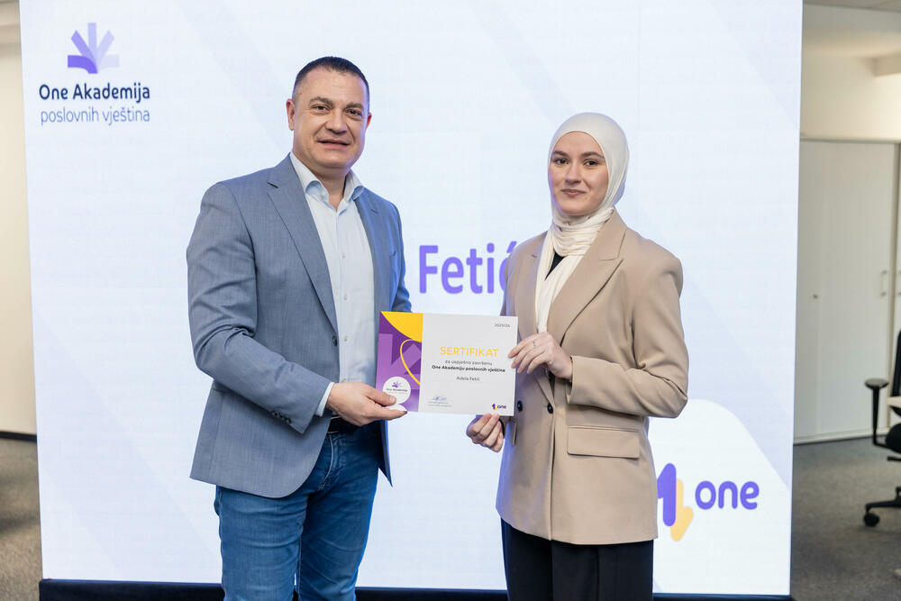 <p><em>Uz dozu pozitivne treme, mnogo fokusa i još više entuzijazma, prva generacija polaznika One akademije dobila je sertifikate koji za njih označavaju kraj jednog programa, ali i simbolični početak karijere. Događaj koji je na pravi način zokružio zajedničku priču Univerziteta Crne Gore i prvog crnogorskog mobilnog operatora, okupio je 23 studenta koji su tokom višemjesečnog rada pokazali da su spremni za izazove savremenog tržišta rada.</em></p>