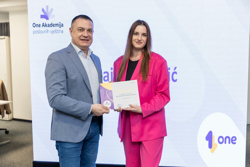 <p><em>Uz dozu pozitivne treme, mnogo fokusa i još više entuzijazma, prva generacija polaznika One akademije dobila je sertifikate koji za njih označavaju kraj jednog programa, ali i simbolični početak karijere. Događaj koji je na pravi način zokružio zajedničku priču Univerziteta Crne Gore i prvog crnogorskog mobilnog operatora, okupio je 23 studenta koji su tokom višemjesečnog rada pokazali da su spremni za izazove savremenog tržišta rada.</em></p>
