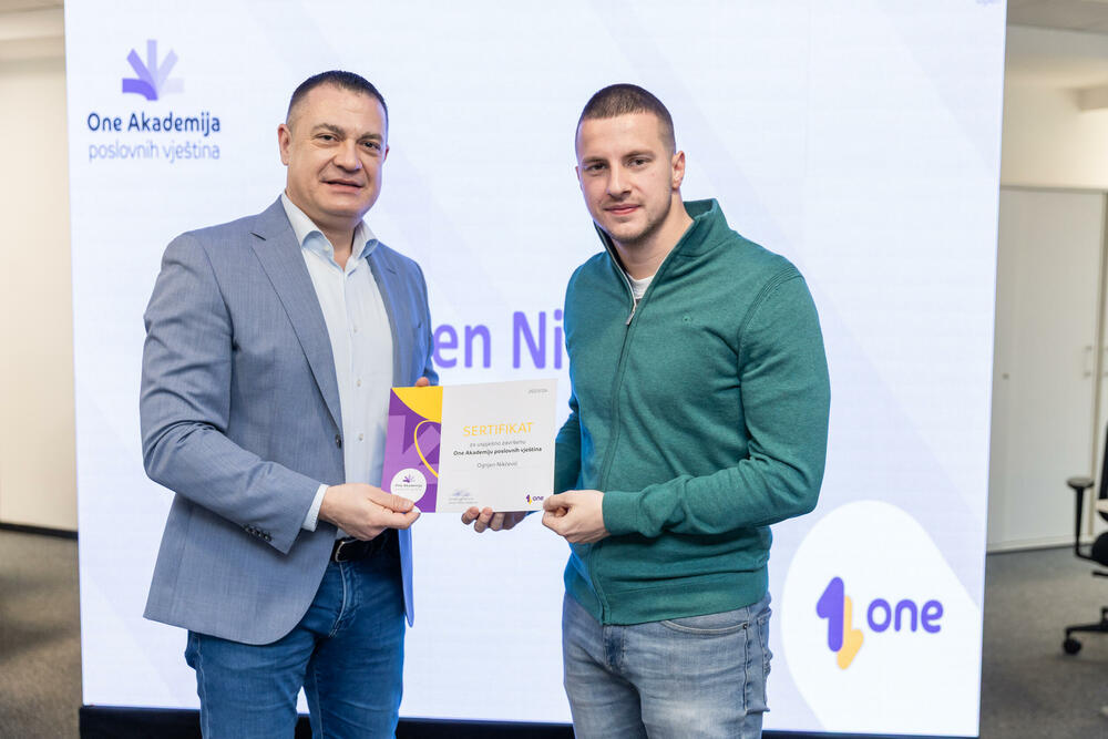 <p><em>Uz dozu pozitivne treme, mnogo fokusa i još više entuzijazma, prva generacija polaznika One akademije dobila je sertifikate koji za njih označavaju kraj jednog programa, ali i simbolični početak karijere. Događaj koji je na pravi način zokružio zajedničku priču Univerziteta Crne Gore i prvog crnogorskog mobilnog operatora, okupio je 23 studenta koji su tokom višemjesečnog rada pokazali da su spremni za izazove savremenog tržišta rada.</em></p>