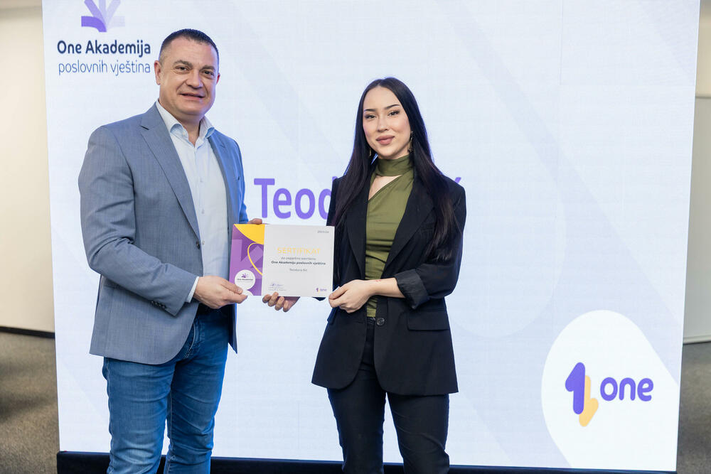 <p><em>Uz dozu pozitivne treme, mnogo fokusa i još više entuzijazma, prva generacija polaznika One akademije dobila je sertifikate koji za njih označavaju kraj jednog programa, ali i simbolični početak karijere. Događaj koji je na pravi način zokružio zajedničku priču Univerziteta Crne Gore i prvog crnogorskog mobilnog operatora, okupio je 23 studenta koji su tokom višemjesečnog rada pokazali da su spremni za izazove savremenog tržišta rada.</em></p>