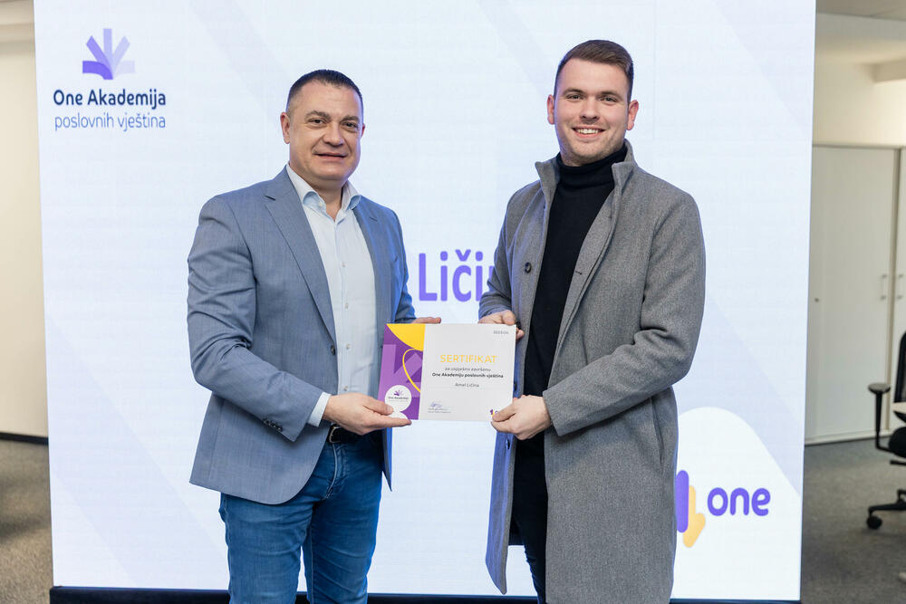 <p><em>Uz dozu pozitivne treme, mnogo fokusa i još više entuzijazma, prva generacija polaznika One akademije dobila je sertifikate koji za njih označavaju kraj jednog programa, ali i simbolični početak karijere. Događaj koji je na pravi način zokružio zajedničku priču Univerziteta Crne Gore i prvog crnogorskog mobilnog operatora, okupio je 23 studenta koji su tokom višemjesečnog rada pokazali da su spremni za izazove savremenog tržišta rada.</em></p>
