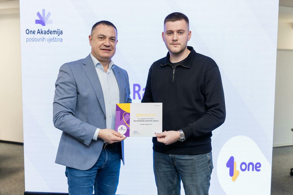 <p><em>Uz dozu pozitivne treme, mnogo fokusa i još više entuzijazma, prva generacija polaznika One akademije dobila je sertifikate koji za njih označavaju kraj jednog programa, ali i simbolični početak karijere. Događaj koji je na pravi način zokružio zajedničku priču Univerziteta Crne Gore i prvog crnogorskog mobilnog operatora, okupio je 23 studenta koji su tokom višemjesečnog rada pokazali da su spremni za izazove savremenog tržišta rada.</em></p>