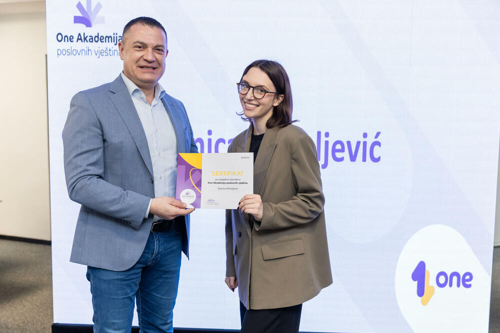 <p><em>Uz dozu pozitivne treme, mnogo fokusa i još više entuzijazma, prva generacija polaznika One akademije dobila je sertifikate koji za njih označavaju kraj jednog programa, ali i simbolični početak karijere. Događaj koji je na pravi način zokružio zajedničku priču Univerziteta Crne Gore i prvog crnogorskog mobilnog operatora, okupio je 23 studenta koji su tokom višemjesečnog rada pokazali da su spremni za izazove savremenog tržišta rada.</em></p>
