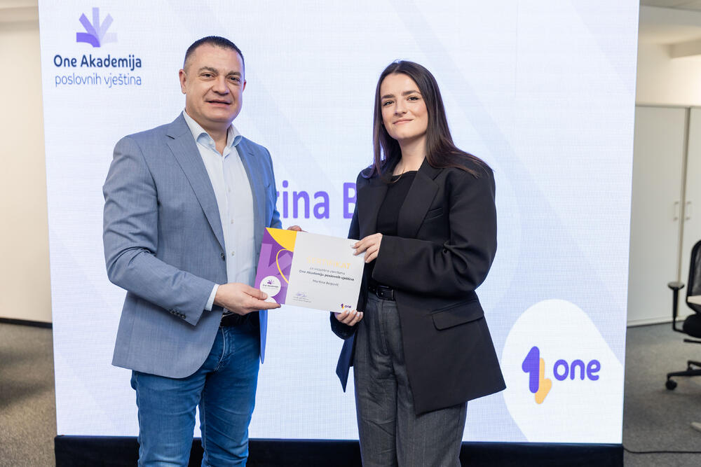 <p><em>Uz dozu pozitivne treme, mnogo fokusa i još više entuzijazma, prva generacija polaznika One akademije dobila je sertifikate koji za njih označavaju kraj jednog programa, ali i simbolični početak karijere. Događaj koji je na pravi način zokružio zajedničku priču Univerziteta Crne Gore i prvog crnogorskog mobilnog operatora, okupio je 23 studenta koji su tokom višemjesečnog rada pokazali da su spremni za izazove savremenog tržišta rada.</em></p>