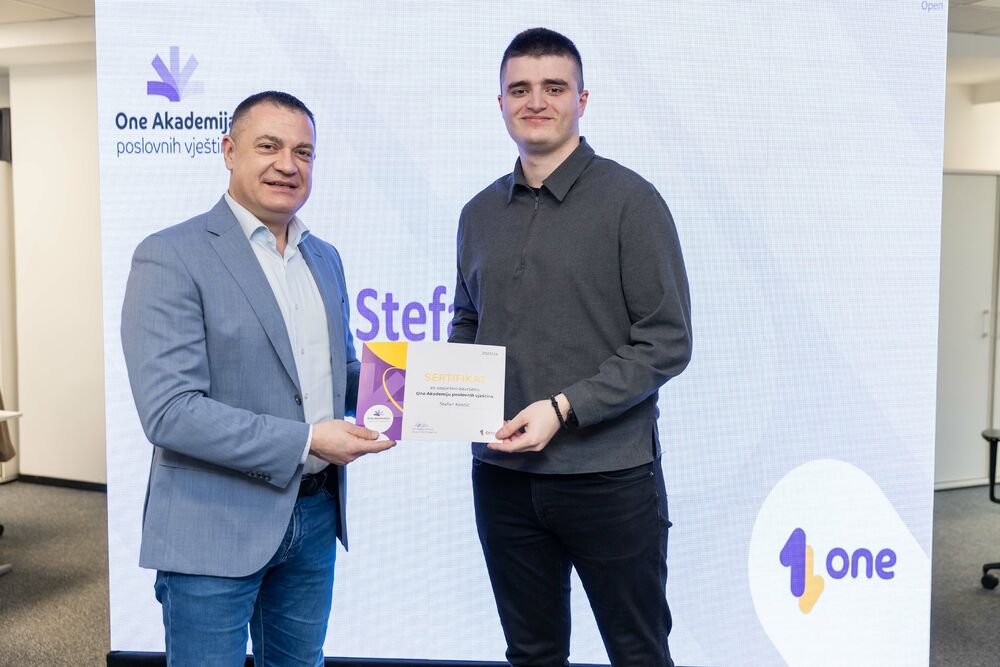 <p><em>Uz dozu pozitivne treme, mnogo fokusa i još više entuzijazma, prva generacija polaznika One akademije dobila je sertifikate koji za njih označavaju kraj jednog programa, ali i simbolični početak karijere. Događaj koji je na pravi način zokružio zajedničku priču Univerziteta Crne Gore i prvog crnogorskog mobilnog operatora, okupio je 23 studenta koji su tokom višemjesečnog rada pokazali da su spremni za izazove savremenog tržišta rada.</em></p>