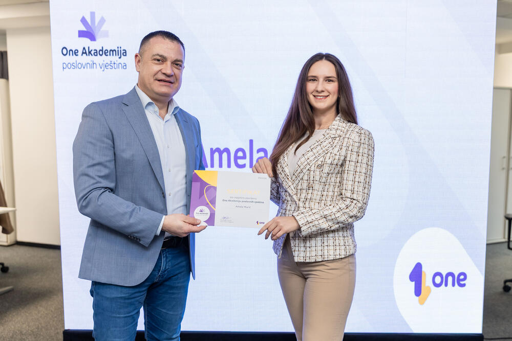 <p><em>Uz dozu pozitivne treme, mnogo fokusa i još više entuzijazma, prva generacija polaznika One akademije dobila je sertifikate koji za njih označavaju kraj jednog programa, ali i simbolični početak karijere. Događaj koji je na pravi način zokružio zajedničku priču Univerziteta Crne Gore i prvog crnogorskog mobilnog operatora, okupio je 23 studenta koji su tokom višemjesečnog rada pokazali da su spremni za izazove savremenog tržišta rada.</em></p>