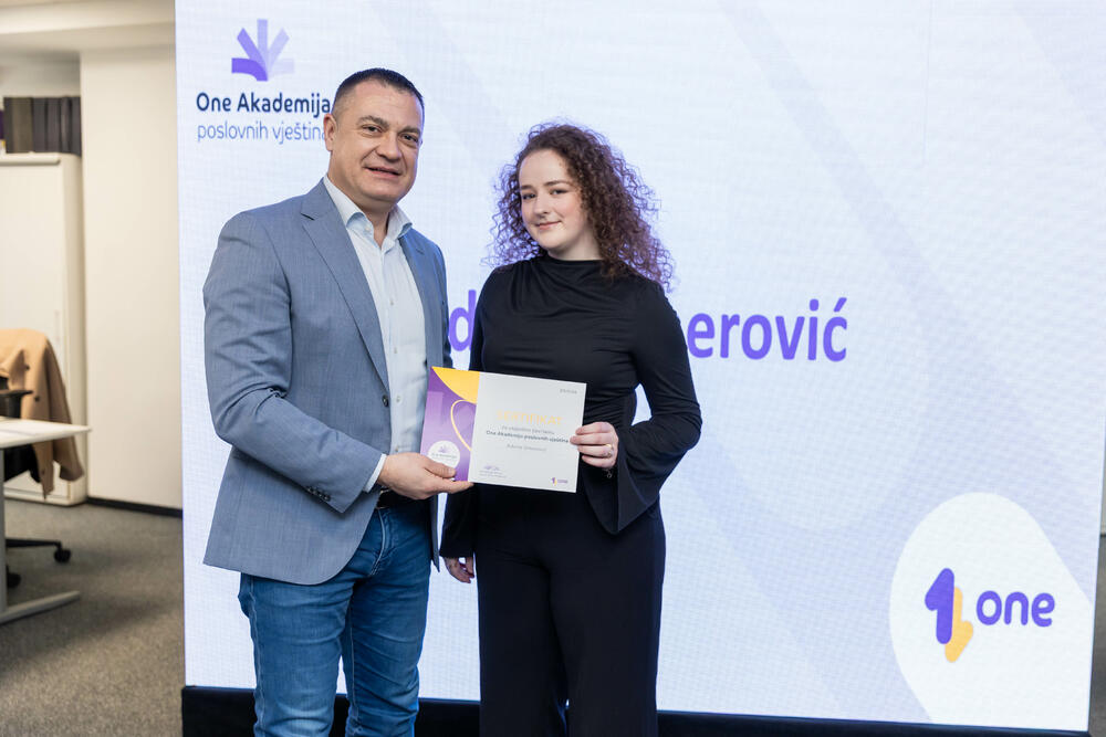 <p><em>Uz dozu pozitivne treme, mnogo fokusa i još više entuzijazma, prva generacija polaznika One akademije dobila je sertifikate koji za njih označavaju kraj jednog programa, ali i simbolični početak karijere. Događaj koji je na pravi način zokružio zajedničku priču Univerziteta Crne Gore i prvog crnogorskog mobilnog operatora, okupio je 23 studenta koji su tokom višemjesečnog rada pokazali da su spremni za izazove savremenog tržišta rada.</em></p>