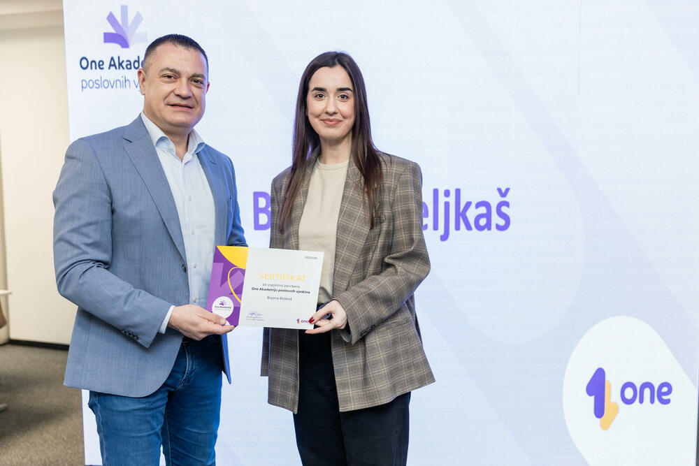 <p><em>Uz dozu pozitivne treme, mnogo fokusa i još više entuzijazma, prva generacija polaznika One akademije dobila je sertifikate koji za njih označavaju kraj jednog programa, ali i simbolični početak karijere. Događaj koji je na pravi način zokružio zajedničku priču Univerziteta Crne Gore i prvog crnogorskog mobilnog operatora, okupio je 23 studenta koji su tokom višemjesečnog rada pokazali da su spremni za izazove savremenog tržišta rada.</em></p>