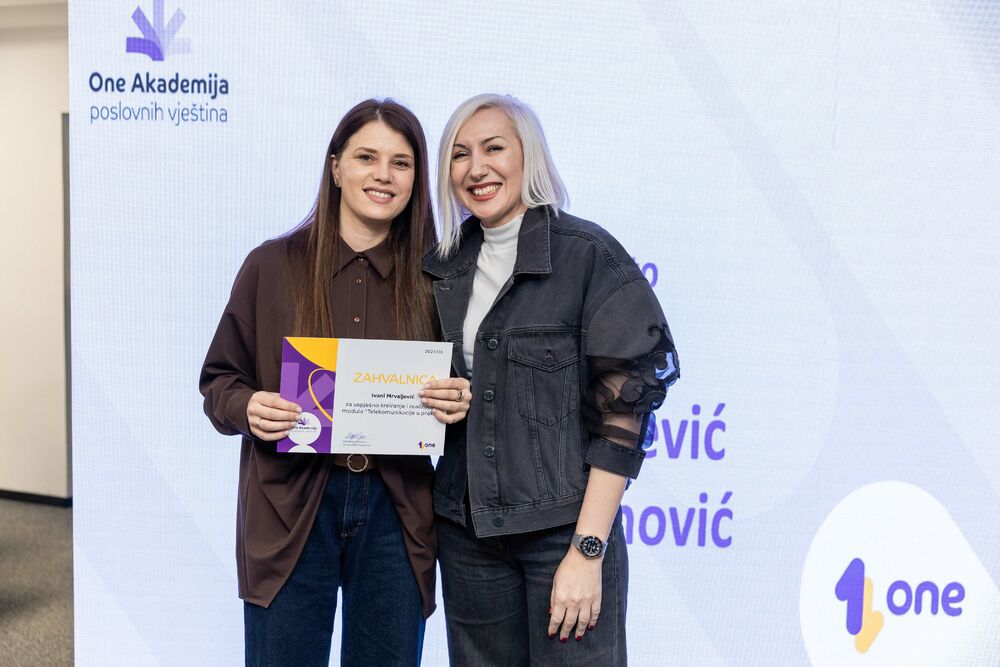 <p><em>Uz dozu pozitivne treme, mnogo fokusa i još više entuzijazma, prva generacija polaznika One akademije dobila je sertifikate koji za njih označavaju kraj jednog programa, ali i simbolični početak karijere. Događaj koji je na pravi način zokružio zajedničku priču Univerziteta Crne Gore i prvog crnogorskog mobilnog operatora, okupio je 23 studenta koji su tokom višemjesečnog rada pokazali da su spremni za izazove savremenog tržišta rada.</em></p>